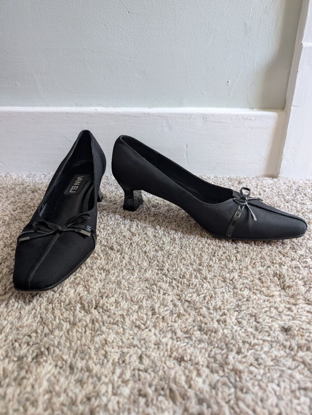 Vaneli Classic Black Kitten Heel Pumps With Point Toe And Bow Details Sz 8W - Picture 3 of 9